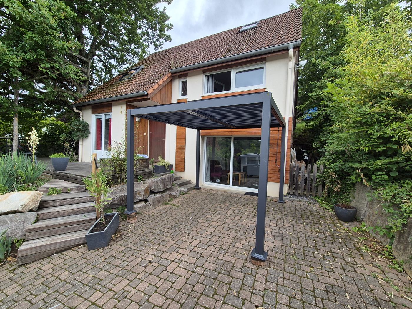 Entrée indépendante du Loft des Cigognes et son espace extérieur privé sous pergola