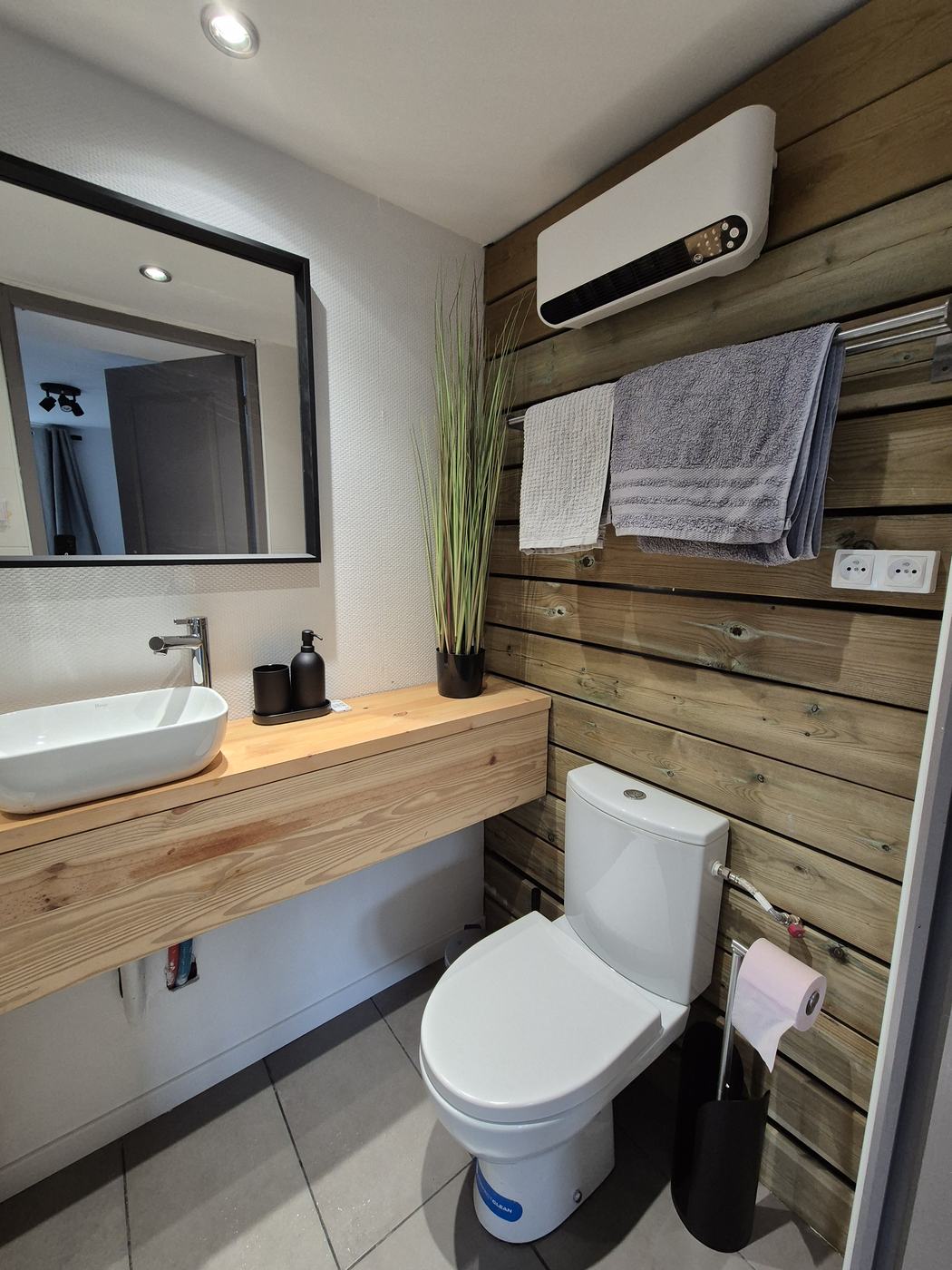 Salle d'eau avec vasque posée sur un plan en bois massif